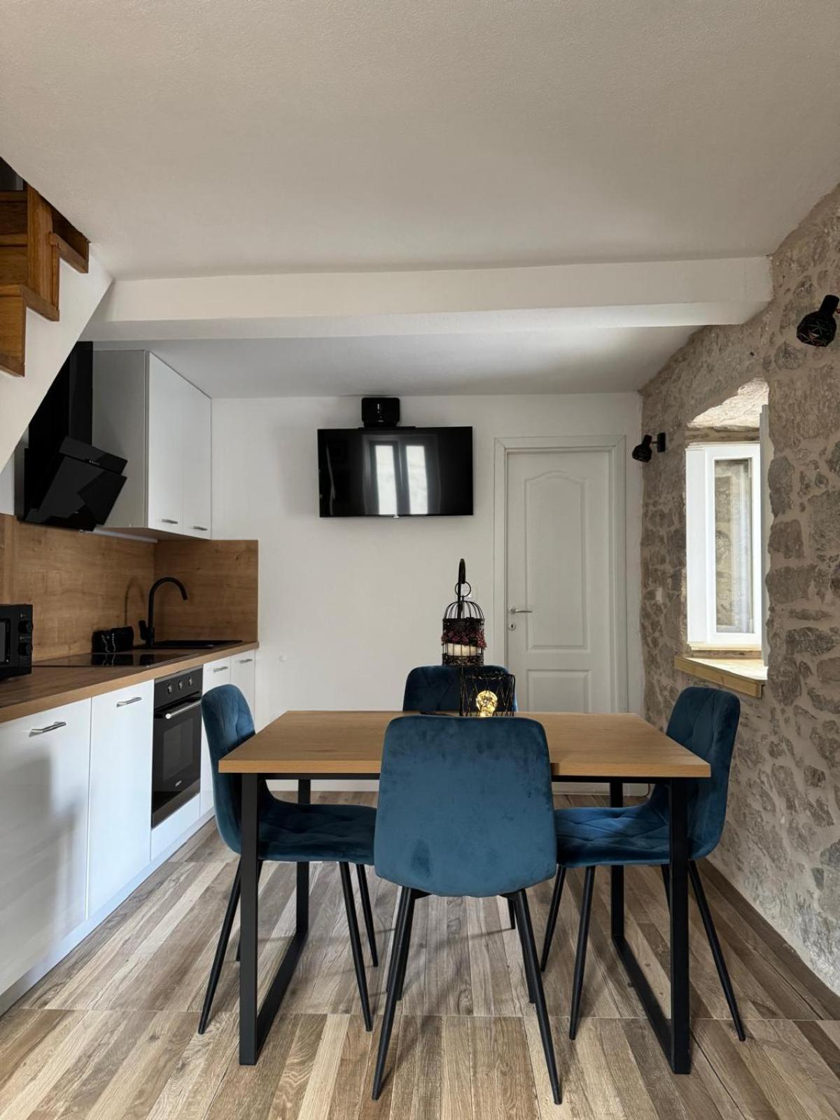 Apartments Bepina- 5 Mins From The Center Split Zewnętrze zdjęcie