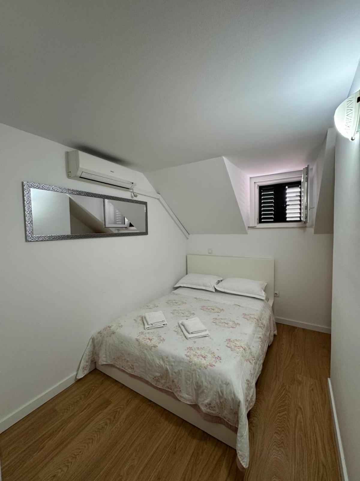 Apartments Bepina- 5 Mins From The Center Split Zewnętrze zdjęcie