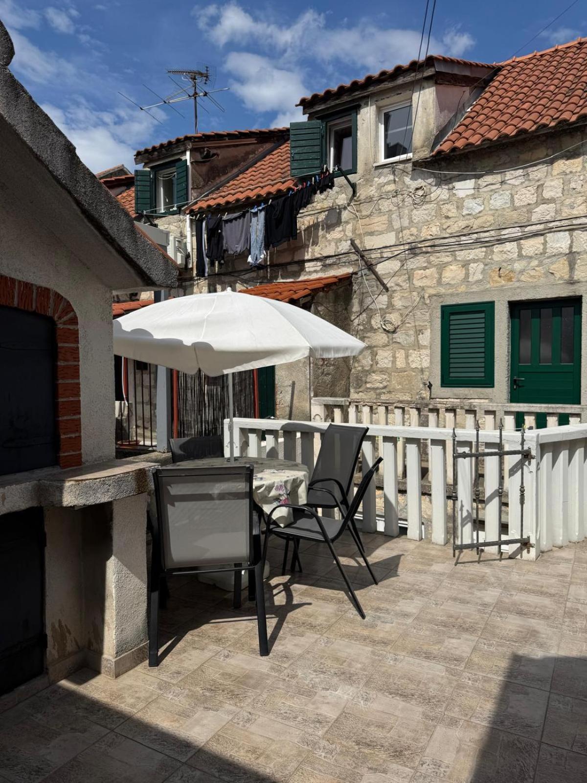 Apartments Bepina- 5 Mins From The Center Split Zewnętrze zdjęcie