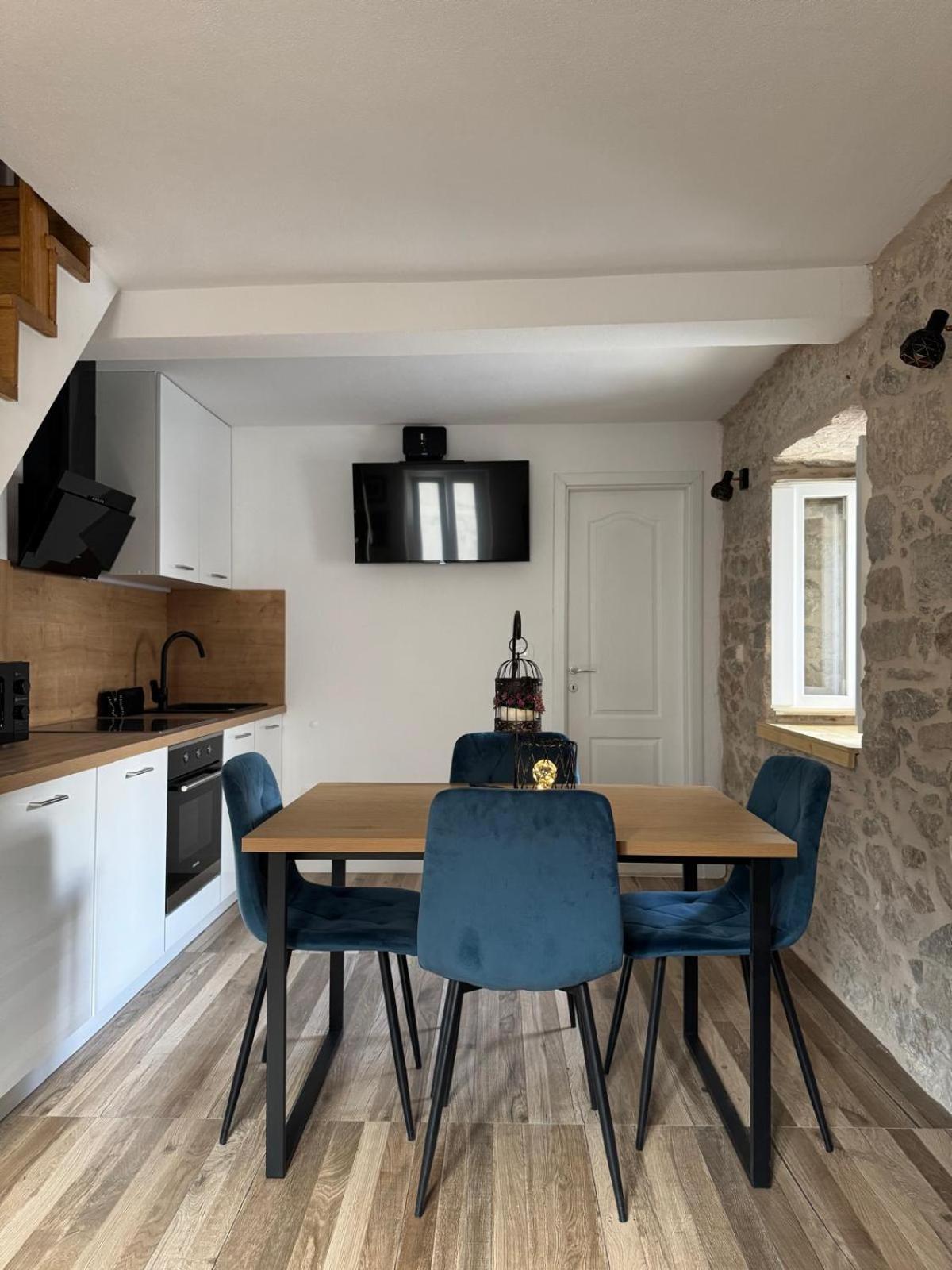 Apartments Bepina- 5 Mins From The Center Split Zewnętrze zdjęcie